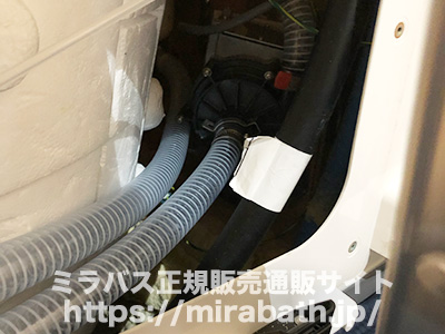 ミラバスの設置工事手順６：吸水・吐出ホースを整えている写真