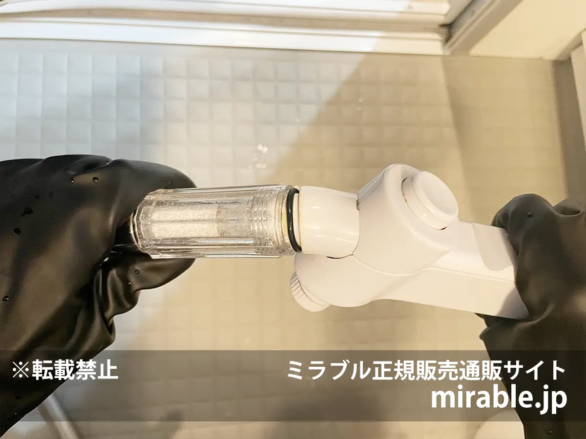 水漏れの原因となるミラブルのトルネードスティックのOリング(パッキン)のズレやねじれを直している様子