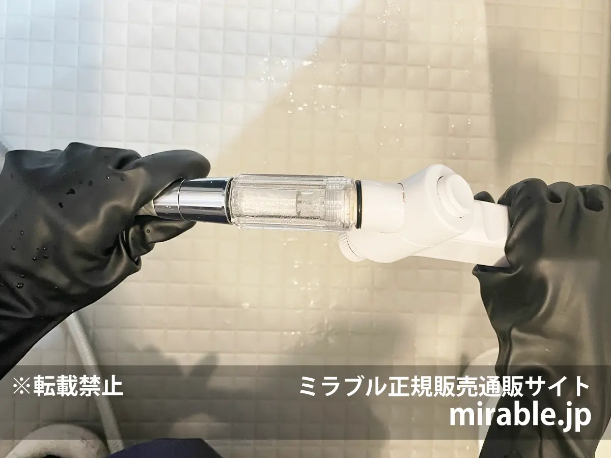 ミラブルの水漏れ原因となる本体側に残った古いOリング(パッキン)を確認している様子